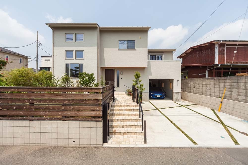 ウッドフェンスとビルドインガレージが目を引く外観