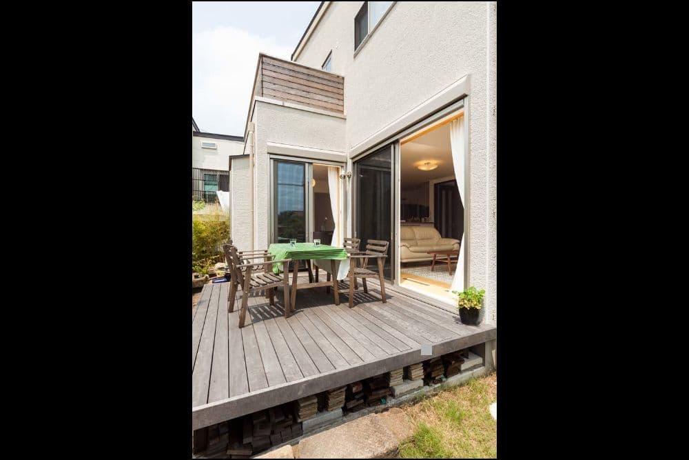 アウトドアドアリビングとしても有効なウッドデッキ