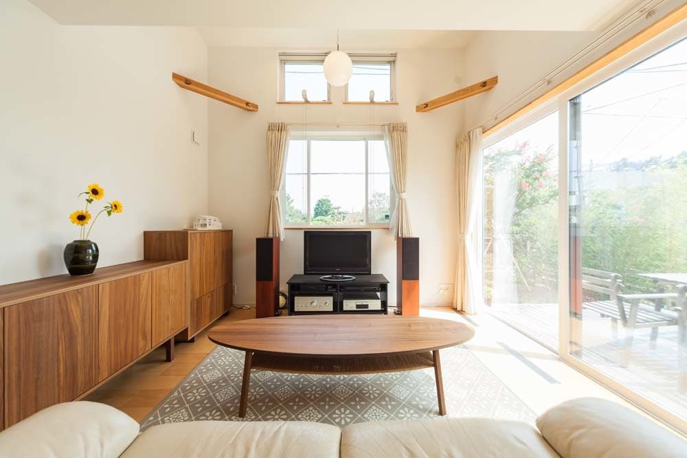 デッキにつながる大開口のサッシで広さを感じるリビング