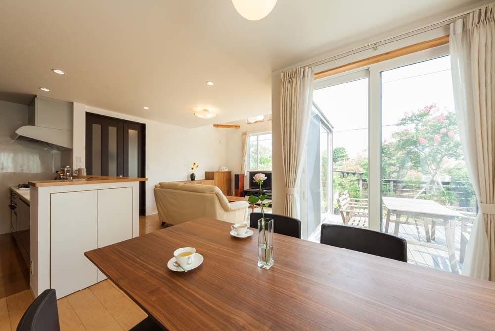 デッキから庭を望めるダイニングキッチン