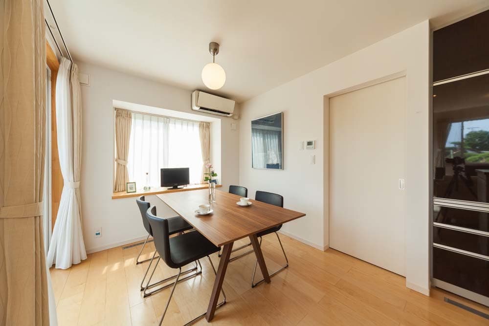 天井高さを抑えた落ち着いたダイニング