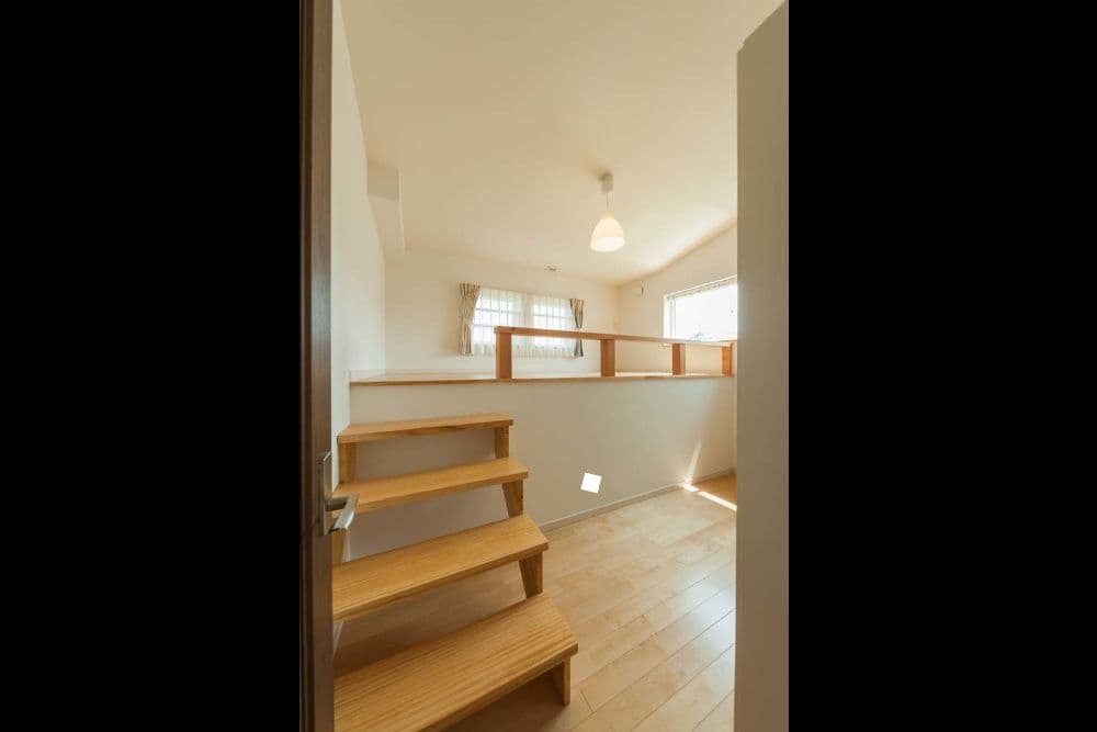 ビルドインガレージの上部は小上がりに