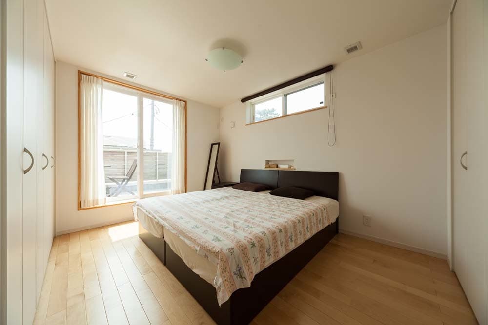 建具も白でシンプルなベッドルーム