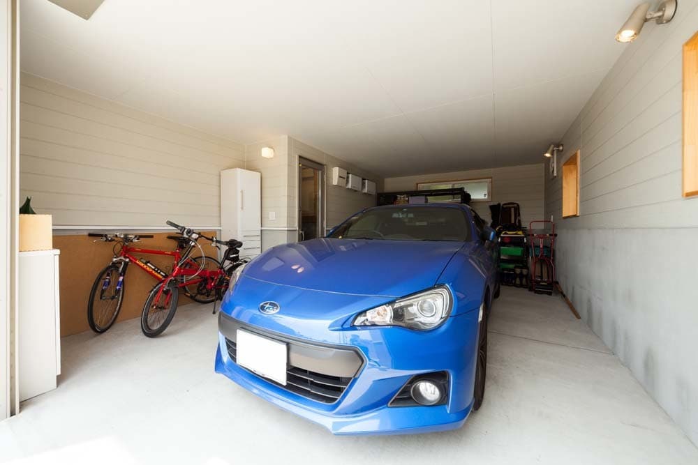 愛車のためのシンプルなビルドインガレージ