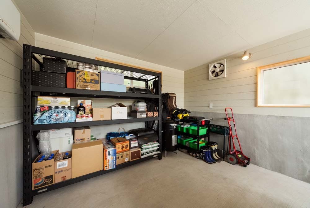 ガレージ奥も棚で有効活用