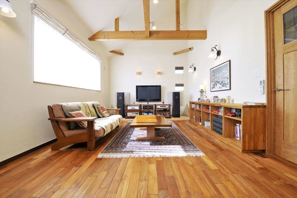 チークの床が美しいリビング