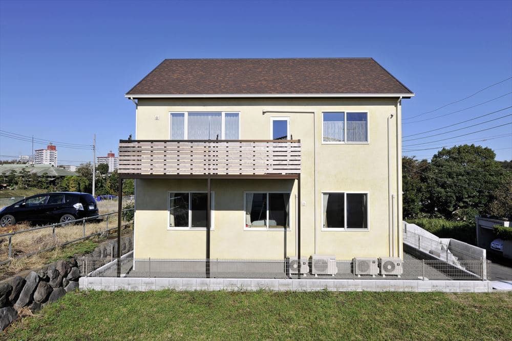 シンプルで優しい色合いの外観