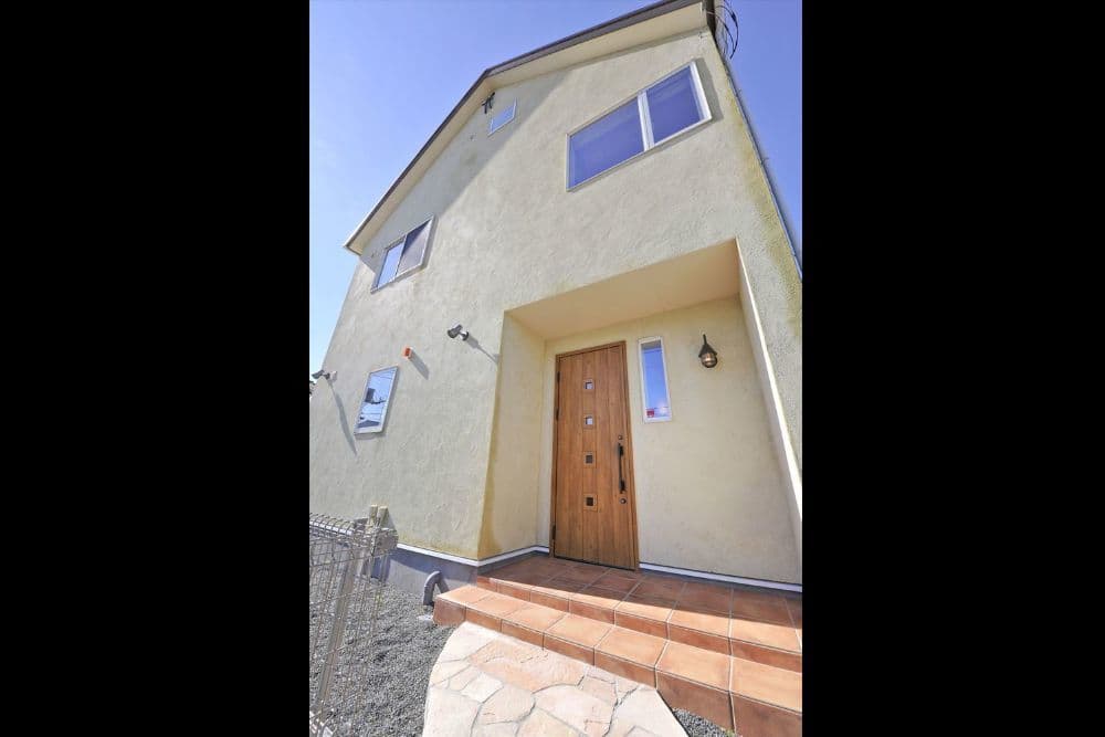 木製玄関ドアとテラコッタで優しいアプローチ