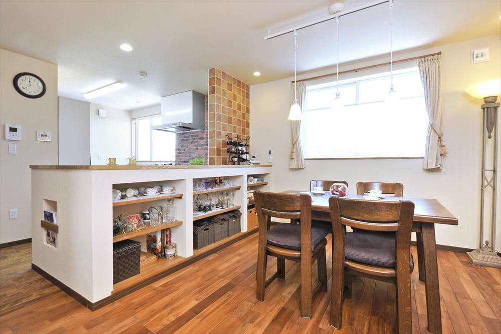 ダイニングから使える造作棚をキッチンカウンターに