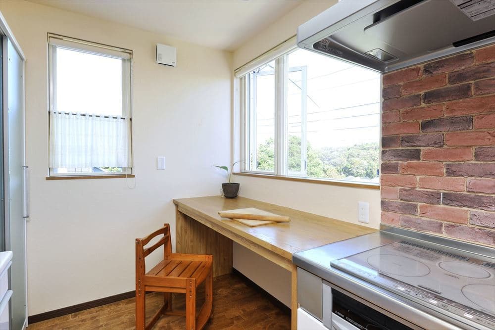 キッチン横には便利なデスクを配置