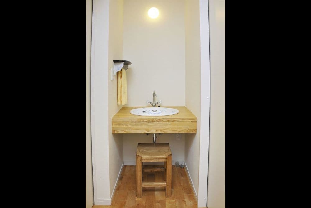 こだわりの陶器の洗面ボールは造作カウンターで