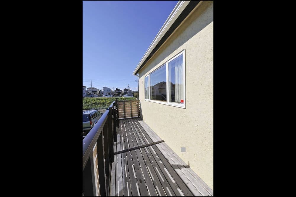 気持ちの良いウッドバルコニー