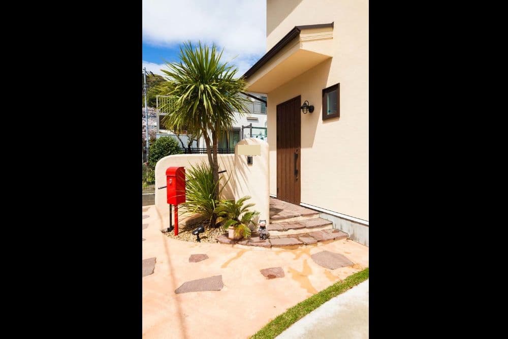 植栽やポストで遊び心が楽しいアプローチ