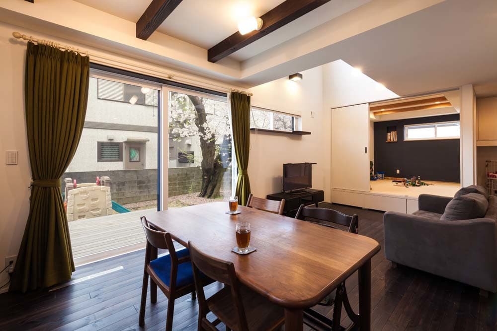 桜を眺めることができるよう配置したリビングダイニング