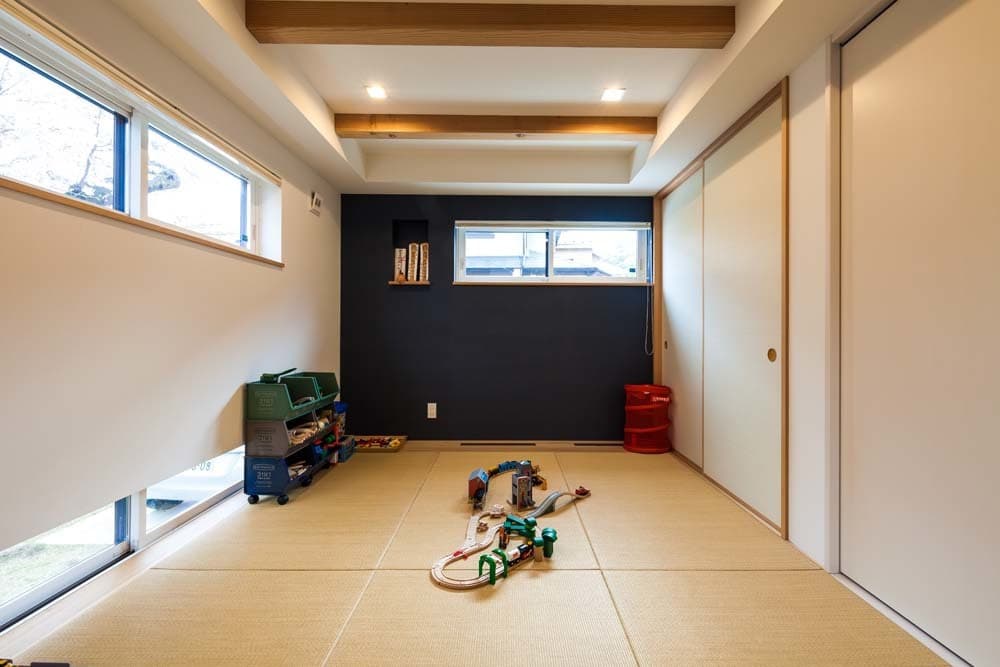 アクセント壁と縁なし畳の和室