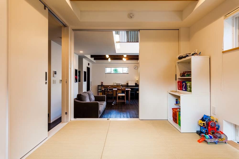 小上がりの和室もシンプルでシックに