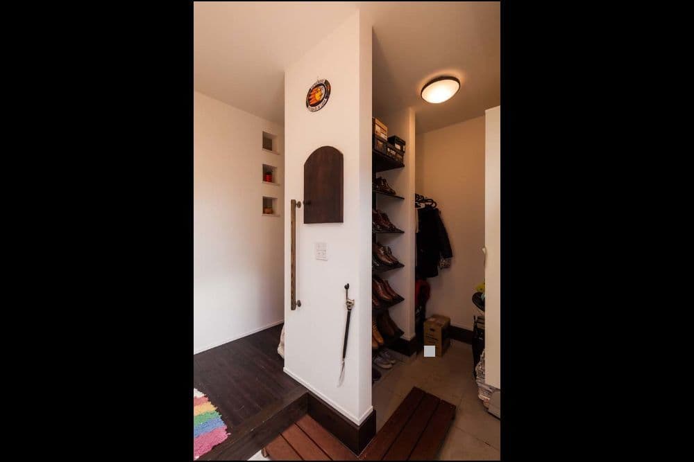 コート掛けもあるシューズインクローゼットには