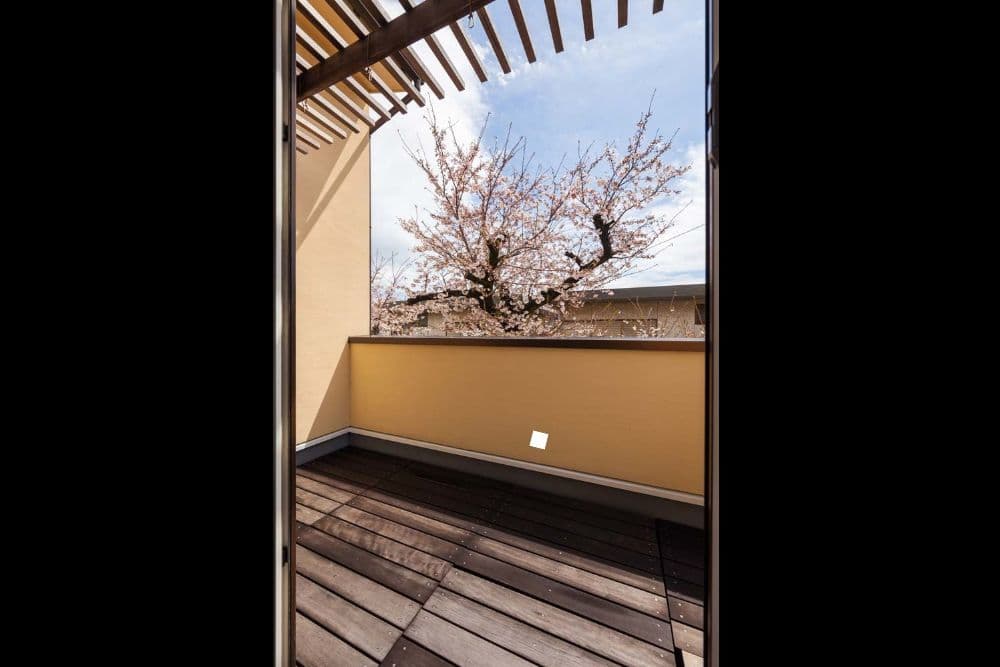 絵画のような桜を眺められるウッドバルコニー