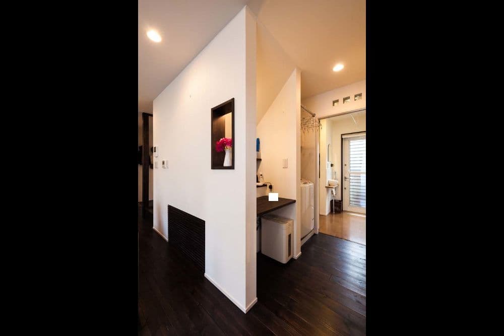 シックな床と珪藻土の壁が美しい