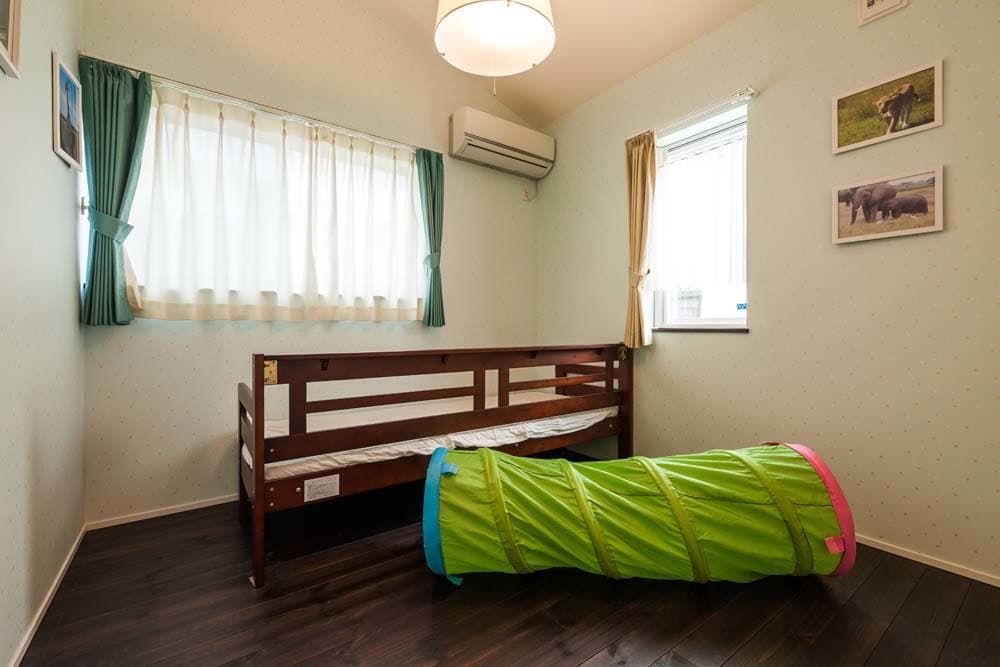 シックにこだわったベッドルーム