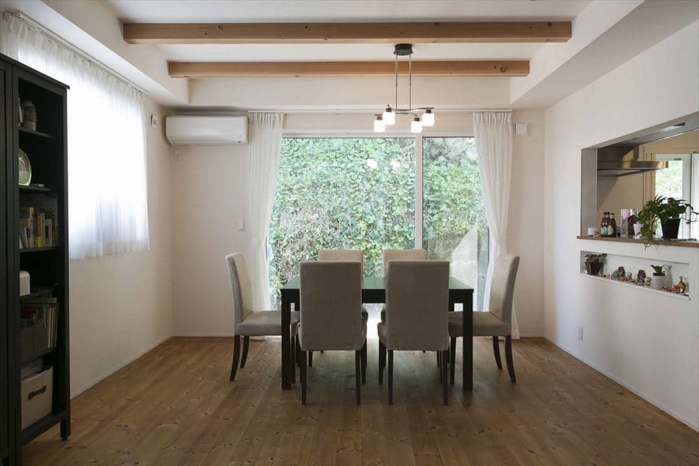 ダイニングの大きな窓からも桜の木を望める