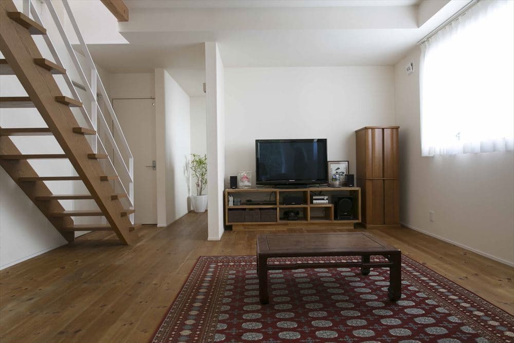 和モダンの落ち着いた色味の内観