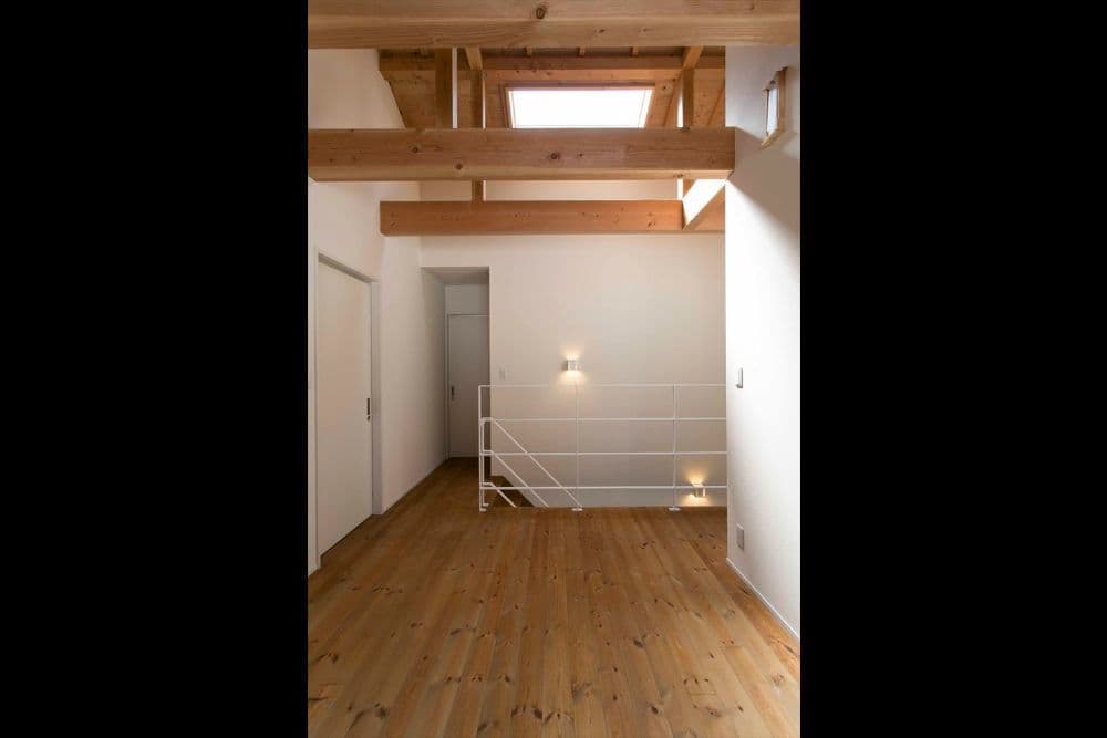 建具も白で統一した2階のフリースペース