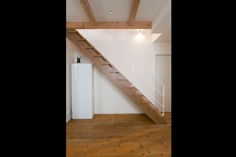 手摺も主張しない白で