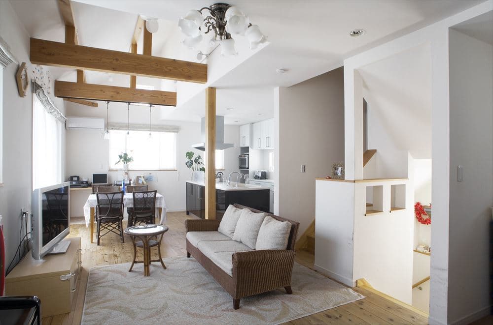 明るいキッチンを中心とした間取り