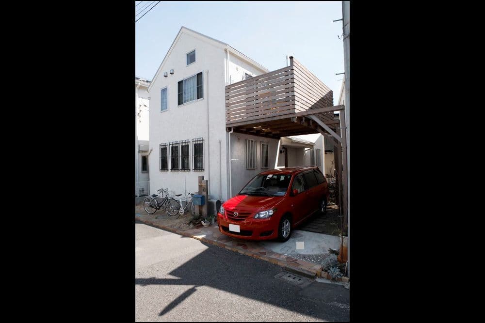 大きなウッドバルコニーが特徴の外観