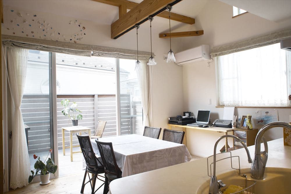 ウッドバルコニーに面したダイニングキッチン