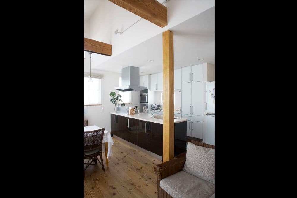 キッチン背面収納はは清潔感のある白で統一