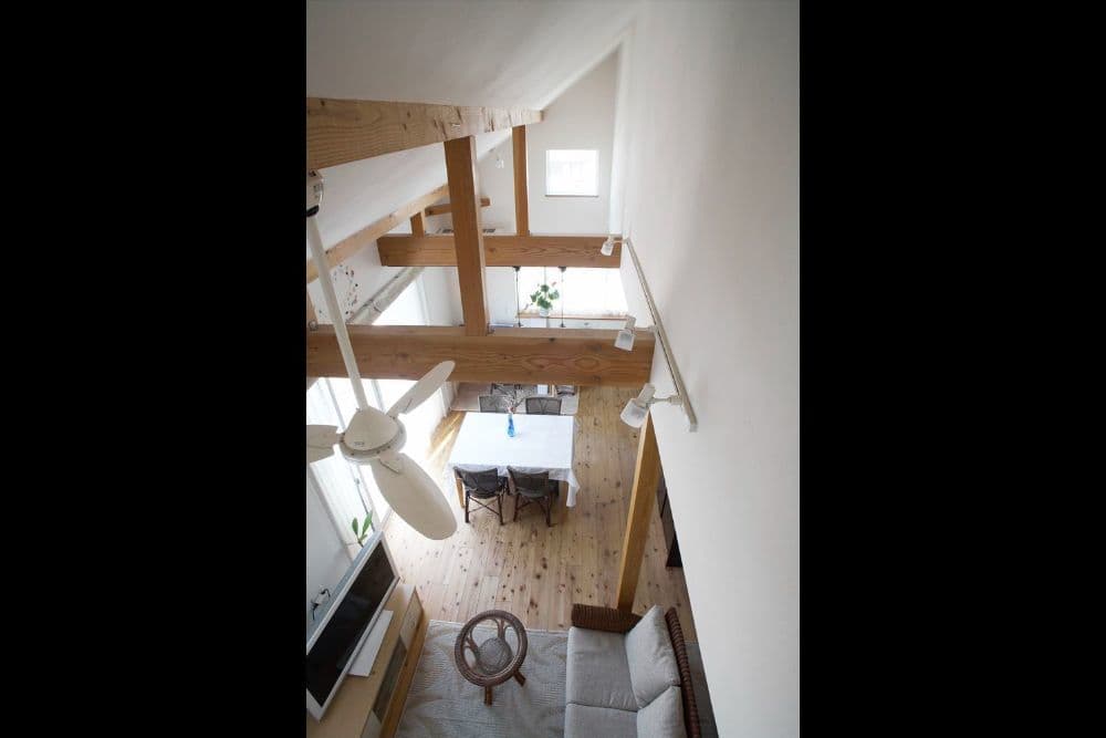 勾配天井のリビングダイニングは表し梁が特徴的