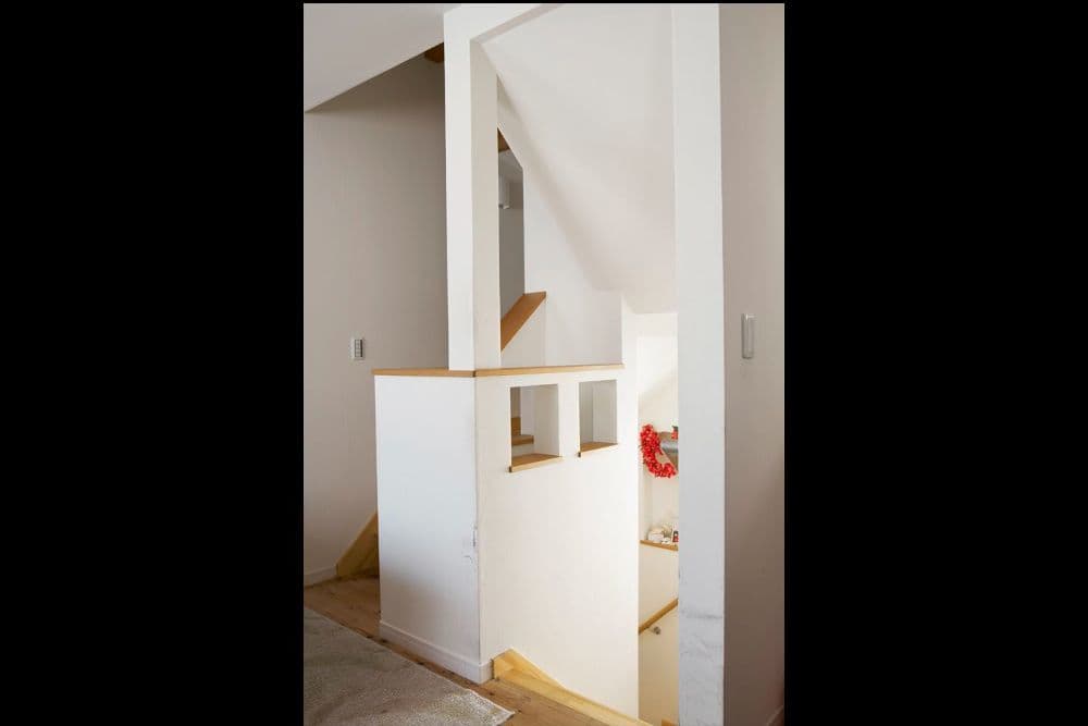 階段にも飾り棚を造作