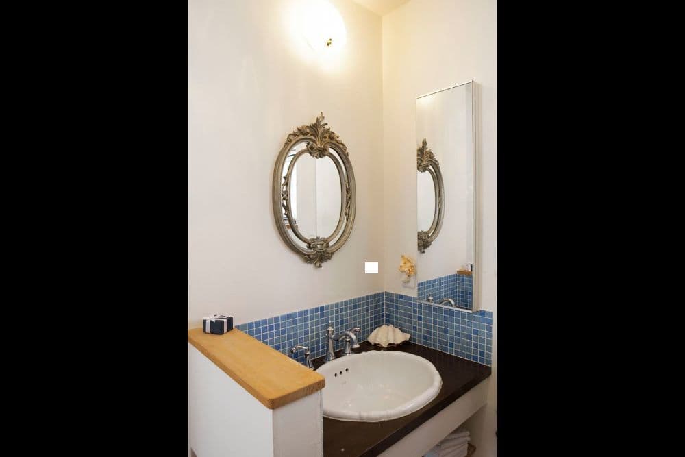 タイルと造作の洗面台