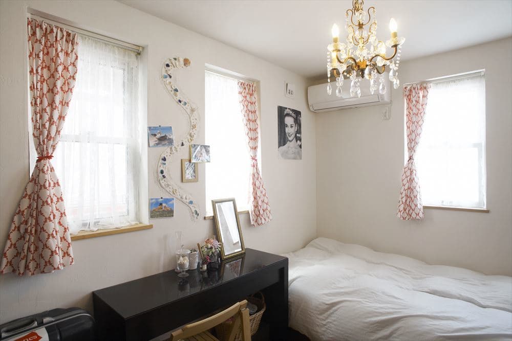 好きなものに囲まれた寝室