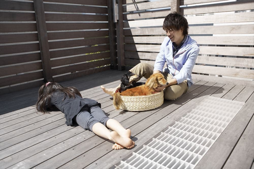 ウッドバルコニーは格好の遊び場